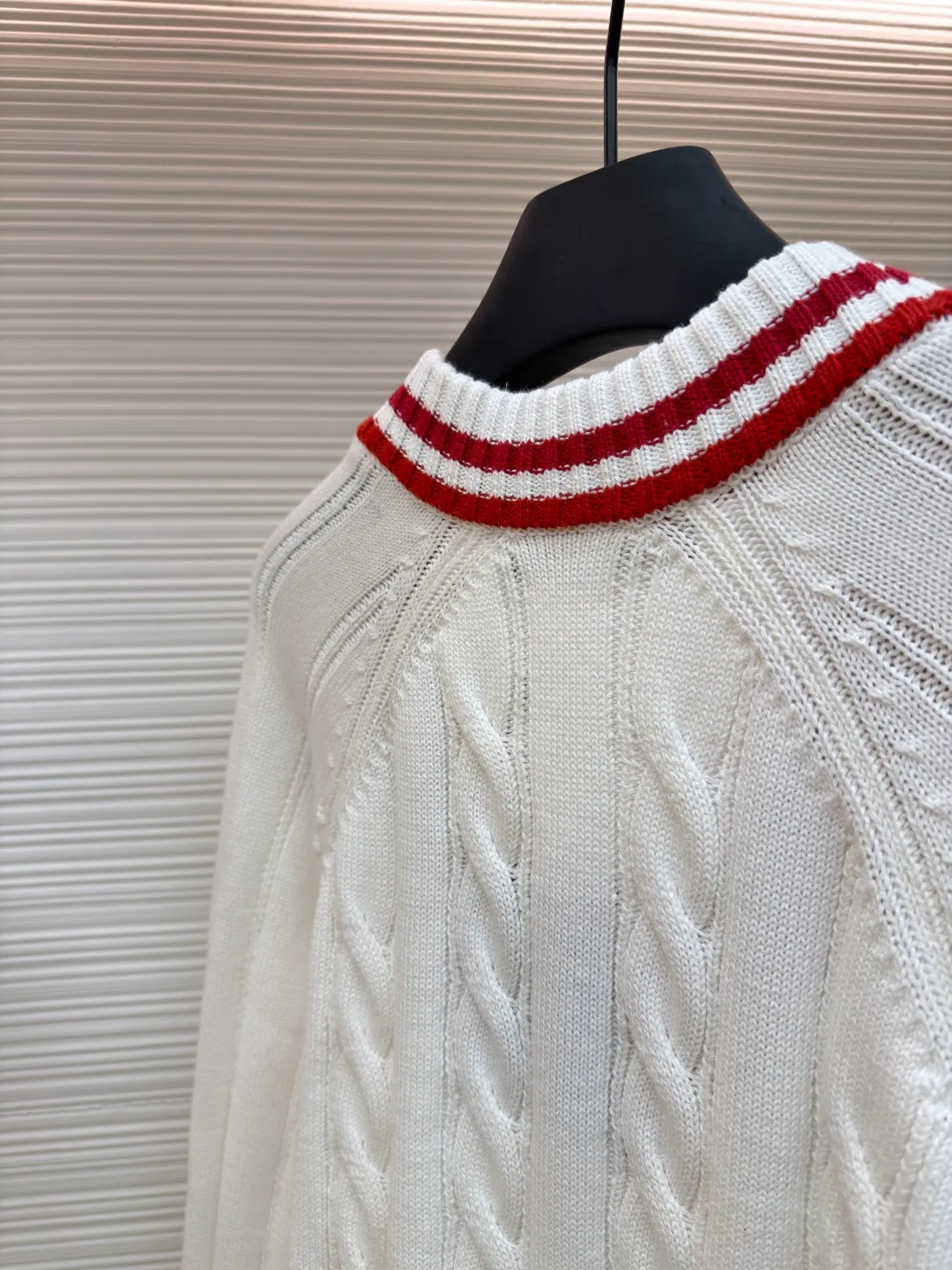 LOUIS VUITTON College-style V-neck sweater ●Original version: Purchased and developed for 17450 ●Item number: 1681148-C15 ●Fabric: wool blended fabric ●Technology: woven embroidery ●Version: Fitted version ●Weight: about 715 grams ●Size: S-M-L ●Description: College-style V-neck sweater White and red stripe design Chest letter embroidery Twist woven texture Pure cotton fabric comfortable and warm V-neck design slimming The red and white stripes are very preppy. The overall wiring is straight and delicate, the fabric is comfortable and soft, and the color is consistent without color difference. It can be matched with the same style to create a fashionable look and control various occasions. Customized accessories, complete with three standards, same style for men and women!